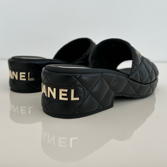 CHANEL 23C BLACK LEATHER PLATFORM SLIDE SANDALS SIZE IT 38 / US 8 - Picture 7 of 15